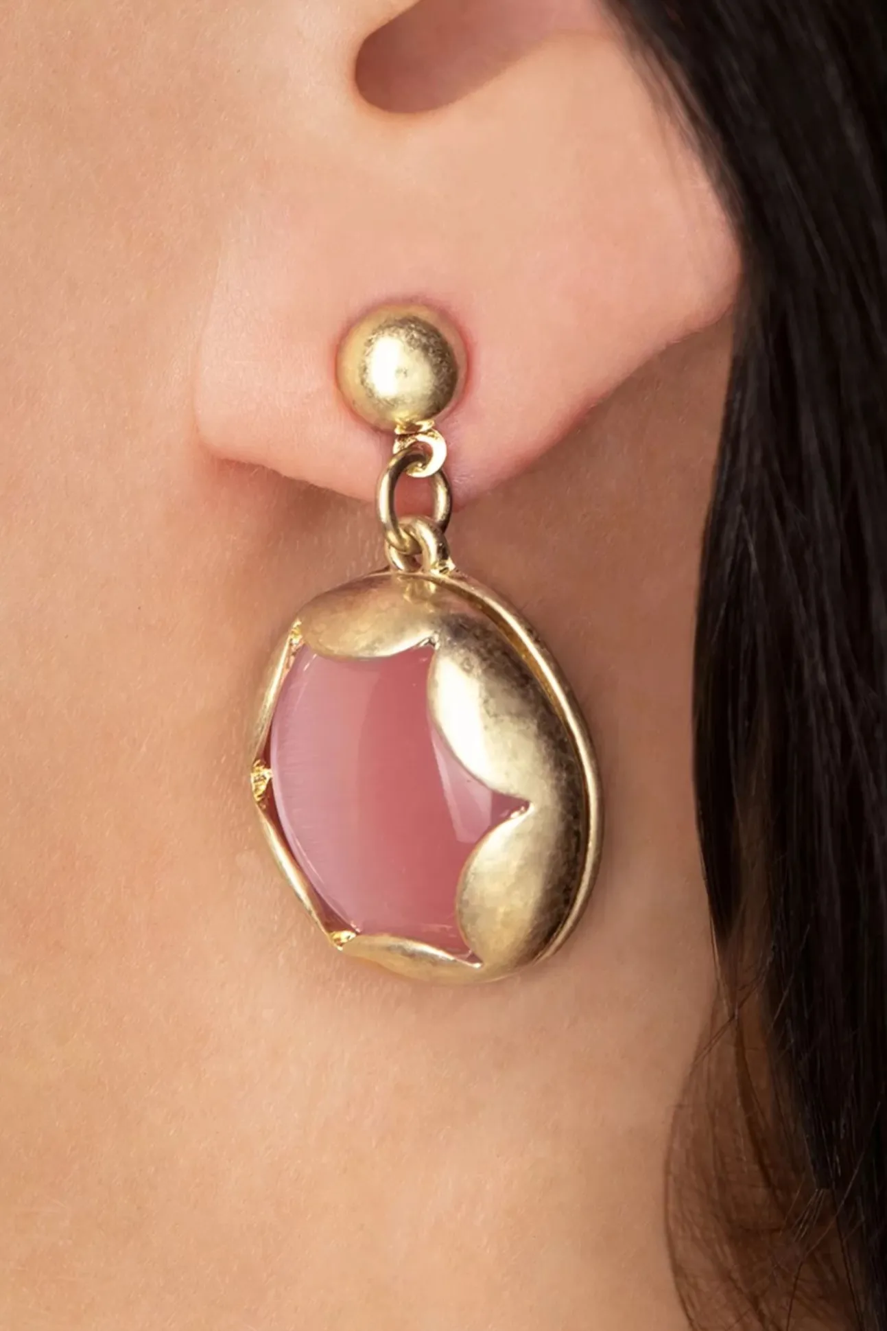 Gold Plated Cat Eye Oorstekers In Roze