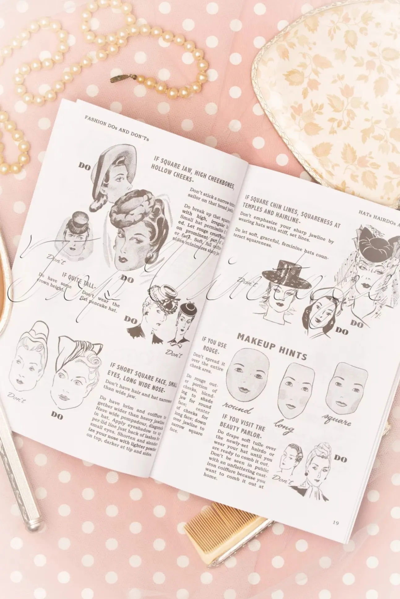 Hats, Hairdo's And Make Up Boek