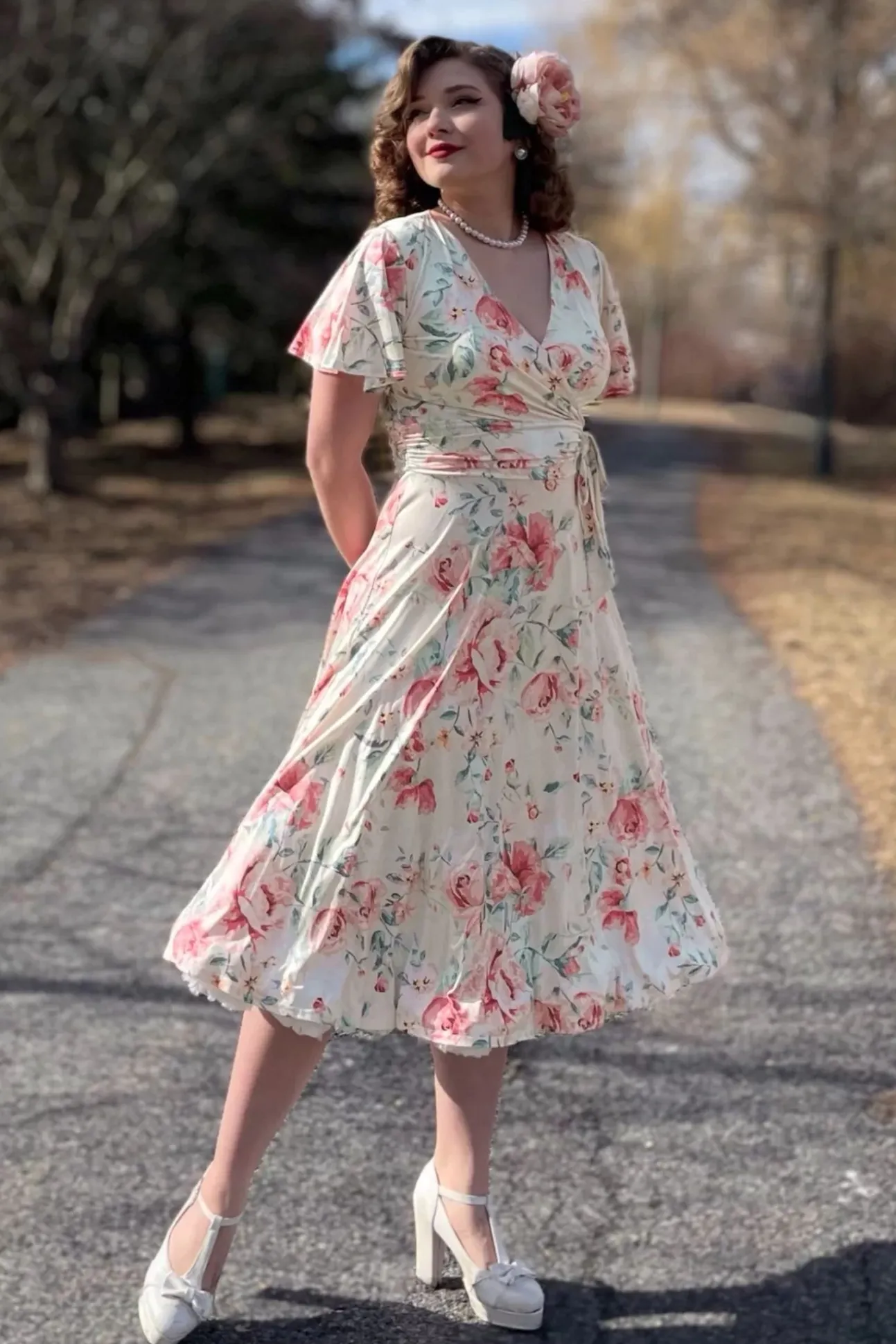 Irene Flower Overslagswingjurk In Zijdeachtig Creme