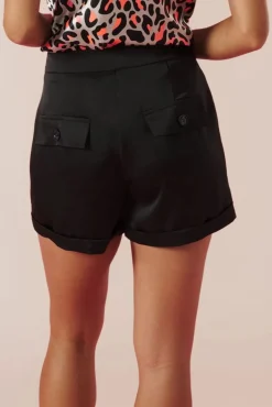 Kyra Satin Look Short In Zwart