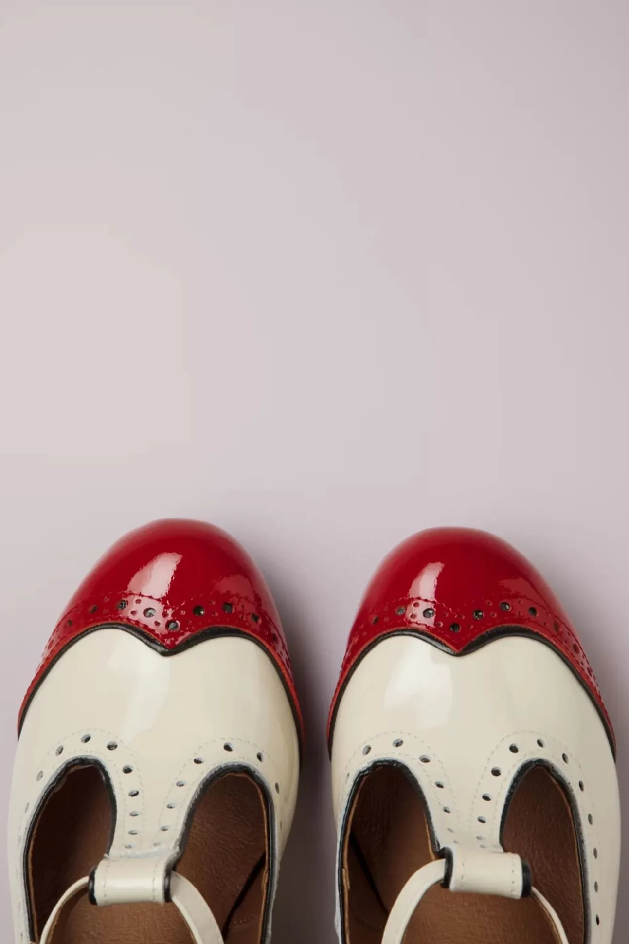Ojo T-Strap Pumps In Creme En Rood