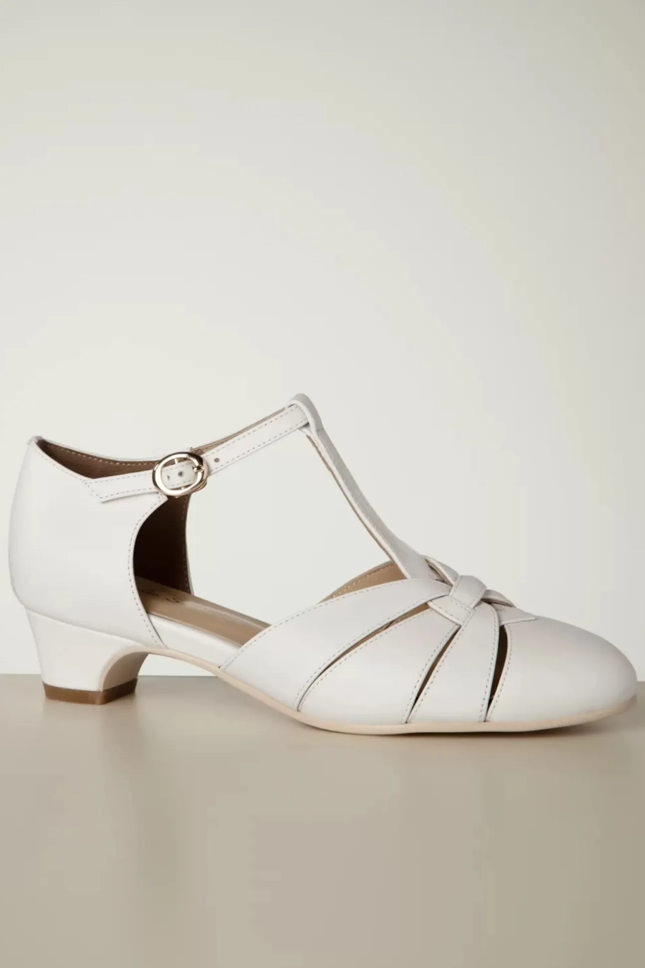 Petit Montpellier T-Strap Pumps In Wit