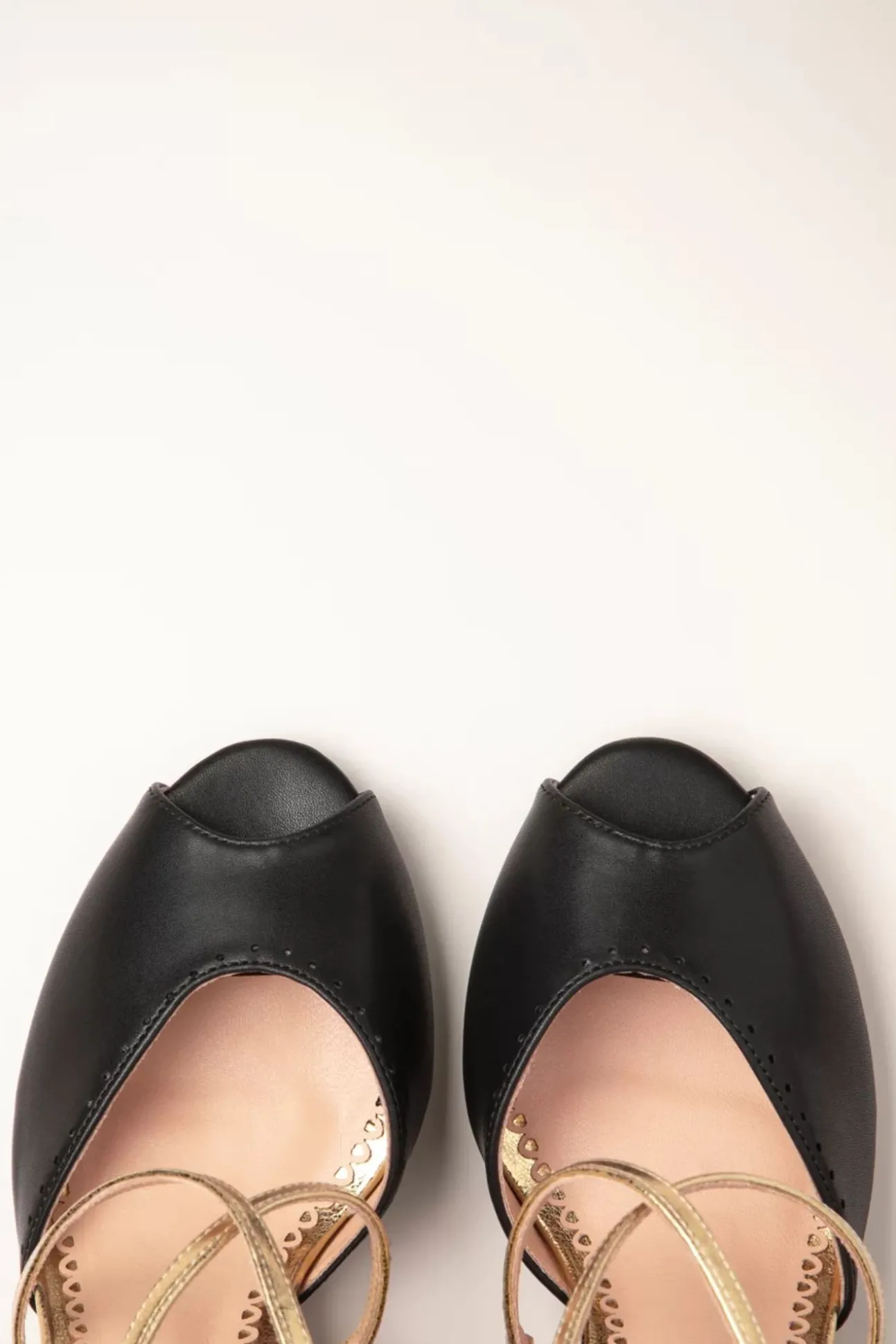 Sassy Dance Peeptoe Pumps In Zwart